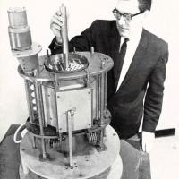 Il generatore SNAP 2 - Un tecnico della General Atomics costruttrice dell'apparato, mostra un elemento del reattore costituito da una miscela di Uranio 235 e di Idruro di Zirconio, luglio - agosto 1961, anno IX, n. 4, p. 68