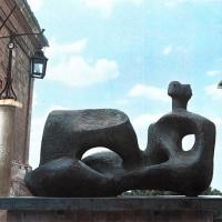Henry Moore "Reclining figure" (1957),  luglio - agosto 1962, anno X, n. 4, p. 48
