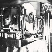 Un nuovo tipo di memoria detta criogenica realizzato dalla IBM è costituito da sottili strati cristallini mantenuti a temperatura prossima allo zero assoluto (-273°), novembre - dicembre 1961, anno IX, n. 6, p. 59