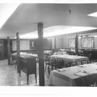 Sicilia - Sala da pranzo imbandita con credenza portavivande