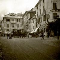 Torriglia. Piazza principale e arrivo corriera (taglio)