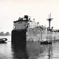 La parte poppiera della nave tipo "Liberty" viene rimorchiata in bacino per la saldatura con la parte prodiera già allungata, settembre - ottobre 1960, anno VIII, n. 5, p. 27