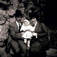 Olga Franzoni e Alfredo Gianelli con bambino (taglio)