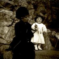 Rita Manara con bambino (taglio)