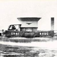 Il prototipo di hovercraft, battezzato SR-N1 in navigazione sul mare sostenuto dal "cuscino atmosferico", marzo - aprile 1961, anno IX, n. 2, p. 24