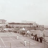 Bagni Lido. Partita a tennis (taglio)