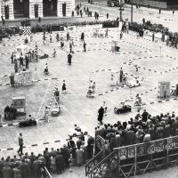 Giornata conclusiva a Genova in Piazza della Vittoria di un corso di educazione stradale, marzo - aprile 1958, anno VI, n. 2, p. 37