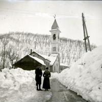 Molini. Il sig. Canepa e la sig.ra Maria davanti alla chiesa (taglio)