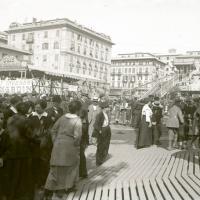 Festival in piazza del Popolo. Montagne russe (taglio)