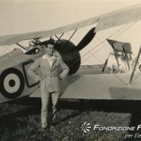 Giorgio Parodi pilota vicino a un aereo