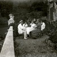 Pranzo di famiglia in giardino (taglio)