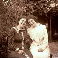 Ritratto di Lina e Olga in giardino a Serino (taglio)
