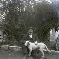 Si direbbe che Zar non abbia soltanto paura dei fucili ma anche dei fotografi (taglio)