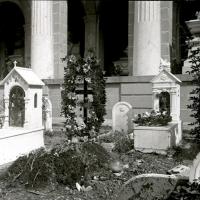 Tomba di Elvira Amadeo in Laverneda (taglio)