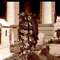 Tomba di Elvira Amadeo in Laverneda (taglio)