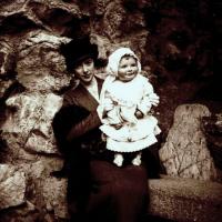 Olga Franzoni con bambino (taglio)