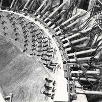 Modello (scala 1:90) della diga Meduna vista del paramento di valle con estensimetri meccanici durante la sperimentazione, novembre - dicembre 1961, anno IX, n. 6, p. 64
