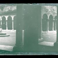 Chiostro di San Matteo. Pozzo tra i colonnati (originale)