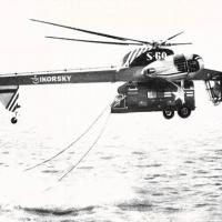 L'elicottero Sikorsky S-60 battezzato "gru volante" durante un volo di prova, settembre - ottobre 1962, anno X, n. 5, p. 67