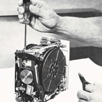 Cinque di questi registratori magnetici sono stati messi in orbita terrestre nel satellite "Courier 1B" per registrare, riprodurre e cancellare i messaggi trasmessi dalle stazioni terrestri, maggio - giugno 1961, anno IX, n. 3, p. 65