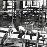 Montaggio di filobus urbani e saldatura elettrica della struttura imperiale nelle officine IMAM di Napoli, novembre 1953, anno I, n. 6 - p. 77