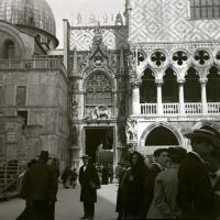 Porta del cortile del Palazzo Ducale (taglio)