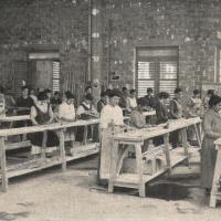 Donne a lavoro su centine