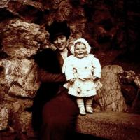Olga Franzoni con bambino (taglio)
