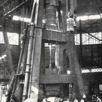 Maglio gigante delle Acciaierie di Terni alla fine dell'800, la sua incastellatura era alta esattamente 18 m,  luglio 1954, anno II, n. 4 - p. 69