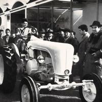 A Verona il vincitore del concorso, alunno della scuola d'avviamento agrario di Volpiano (TO) con il trattore OTO C.25 ottenuto in premio, marzo - aprile 1956, anno IV, n. 2 - p. 85
