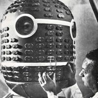 Lo SNAP 1 A funzionante con Cerio 144 e capace di sviluppare 125 Watts a 28 Volts per oltre un anno. Si notano le termocoppie sull'involucro del generatore, luglio - agosto 1961, anno IX, n. 4, p. 67