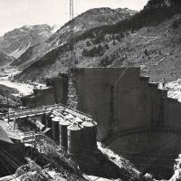 La diga ad "arco gravità" per l'impianto di Avise in Valgrisanche (AO) vista da valle, settembre -ottobre 1956, anno IV, n. 5 - p. 22