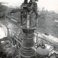 Stabilimento di Bagnoli - altoforno da 1.200 t/giorno in corso di costruzione - altezza da terra 80 m, marzo - giugno 1959, anno VII, nn. 2-3, p. 25