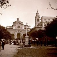 Gita a N. S. della Guardia. Piazza del Santuario (taglio)