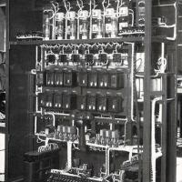 Vista posteriore di un comando elettronico di produzione Microlambda - Ansaldo S. Giorgio,  settembre 1953, anno I, n. 5 - p. 24