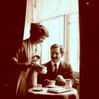 Ritratto di Rita Manara e Alfredo mentre prendono un caffè (taglio)