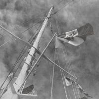 Sullo sfondo di un cielo maestoso sventola la bandiera della Marina Mercantile Italiana