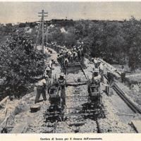 Cantiere di lavoro per il rinnovo dell'armamento di un tratto di rete ferroviaria in Puglia