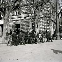 Piazza Corvetto - un sedile di sfaccendati (taglio)