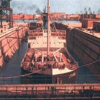 Vista del grande bacino di carenaggio di Napoli inaugurato il 13 febbraio 1956 dal presidente Gronchi, marzo - aprile 1956, anno IV, n. 2 - p. 33
