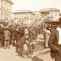 Festival in piazza del Popolo. Montagne russe (taglio)