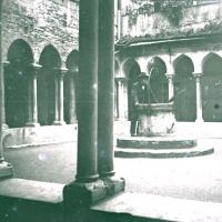 Chiostro di San Matteo. Pozzo tra i colonnati (taglio)