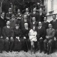 Francesco Saverio Nitti con la madre e una delle figliuole fotografato a Roma in mezzo alla commissione di Melfi che si recò da lui nel 1920 - p. 23