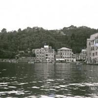 Porto di Portofino. Il paese visto dal mare (taglio)