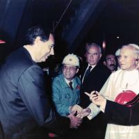 Roncan Riccardo incontra Papa Wojtyla durante la visita pastorale agli stabilimenti Italsider, 21-22 settembre 1985